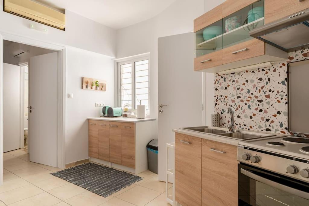 Brand New Bright Modern 6bdr Apt-1min To Acropolis Athens