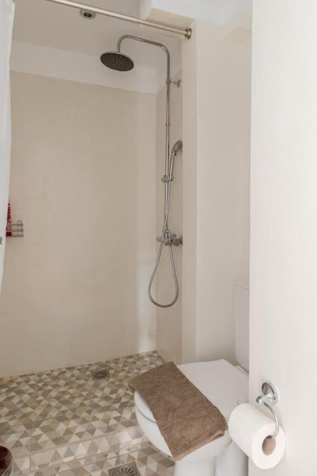 Brand New Bright Modern 6bdr Apt-1min To Acropolis Athens