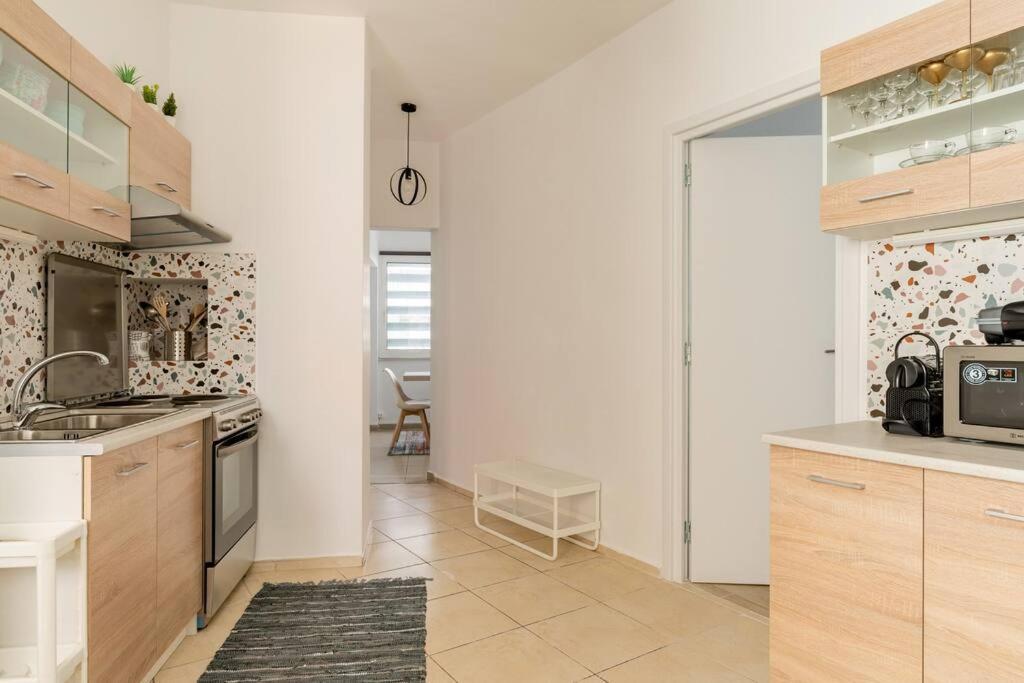 Brand New Bright Modern 6bdr Apt-1min To Acropolis Athens